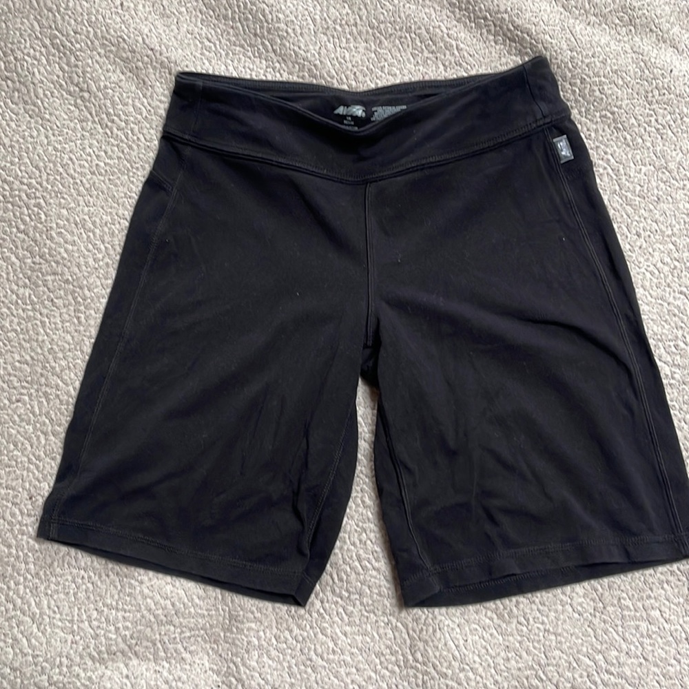 Avis shorts, size M